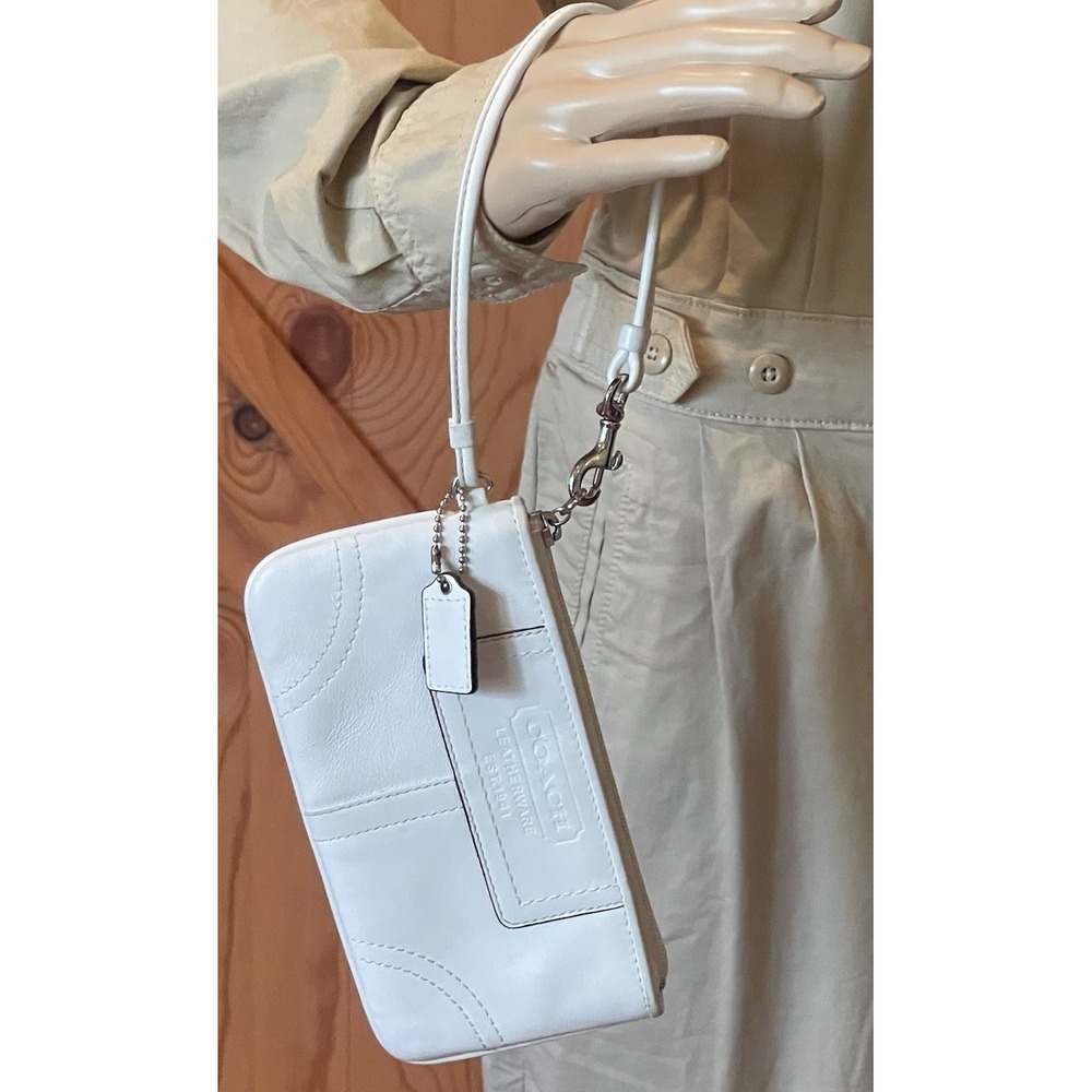Coach Ivory Leather‎ Wristlet Zip Top Silver Hardware Charm Stitched Trim
